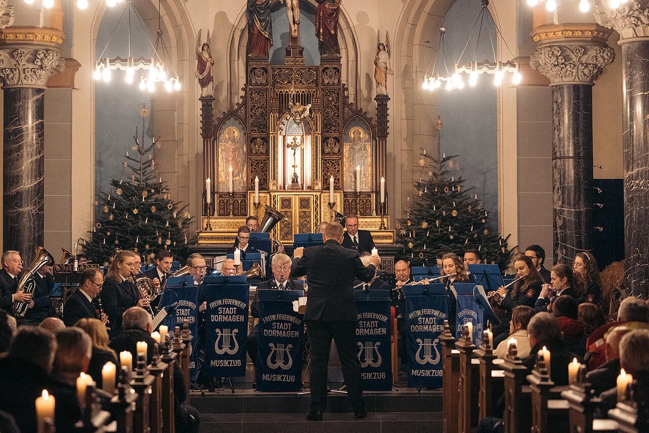 Musik im Advent: Doppelkonzert des Musikzugs der Feuerwehr Dormagen in St. Martinus