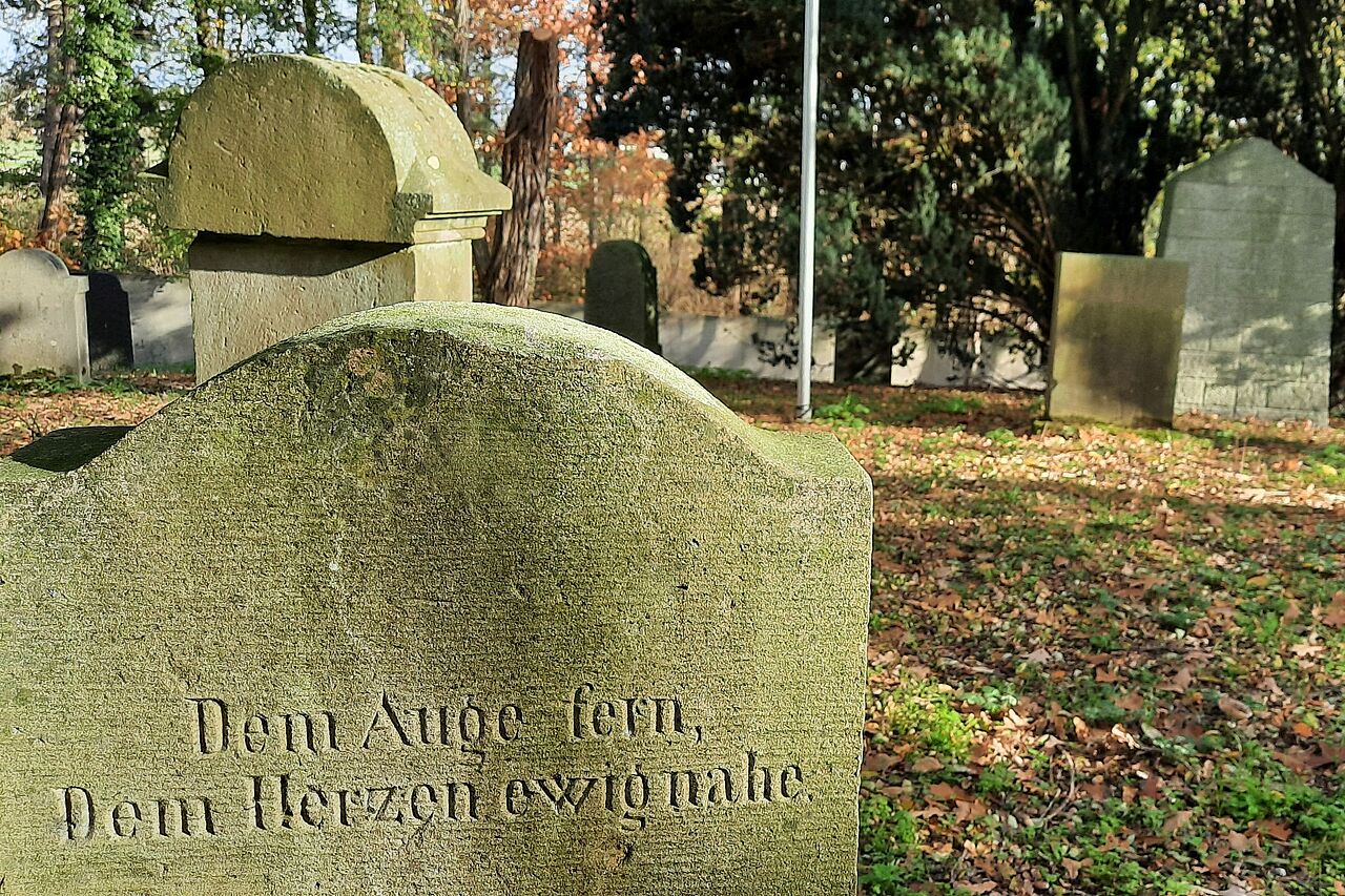 Gedenkfeier zur Reichspogromnacht auf dem jüdischen Friedhof in Zons